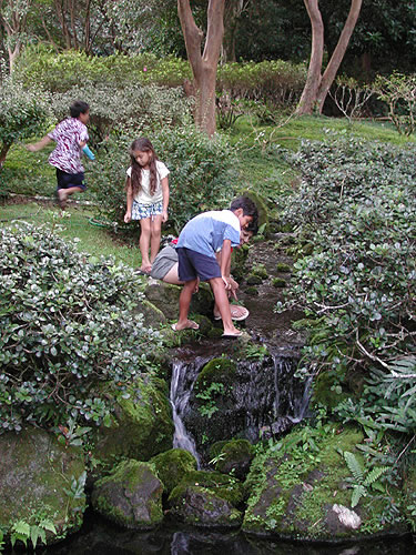 kids at byodo-in